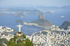 Vista aérea da cidade do Rio de Janeiro, pegando o Corcovado, Pão de Açúcar e toda a Baía de Guanabara. Crédito: Alexandre Macieira/Riotur